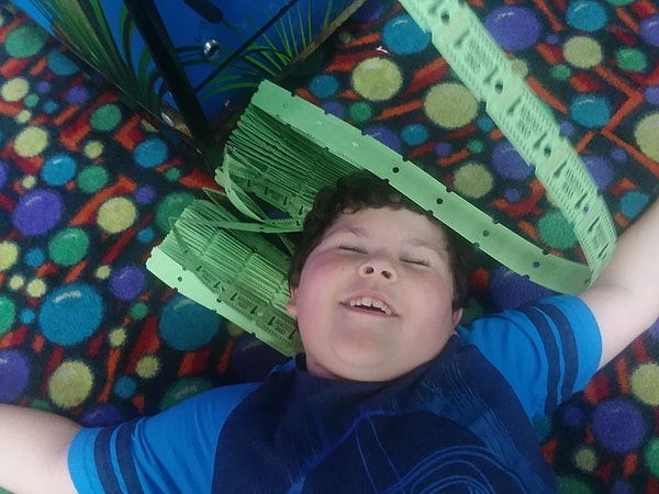 1. Реакция моего брата, выигравшего 1000 билетов в аркадных автоматах