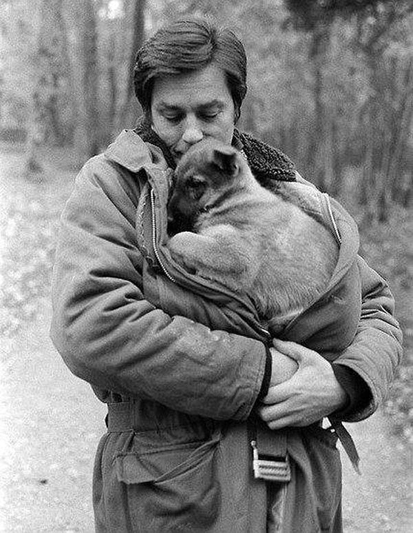 10. Актер долгое время ходил в военной куртке, таким образом согревая бездомных собак, которых находил