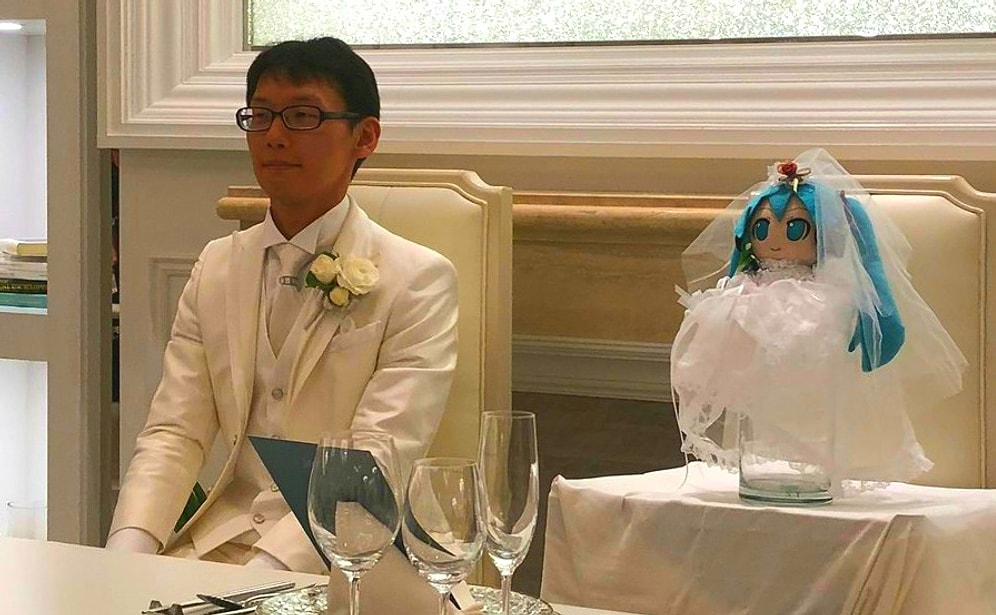 35-летний японец женился на голограмме — виртуальной певице Мику Хацунэ