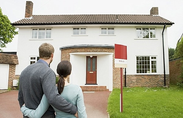 Если семья получает подобное возаграждение благодаря своему третьему ребенку, она сможет приобрести и дом, поскольку сможет взять в беспроцентный долг 200 тысяч евро в рамках данной программы.