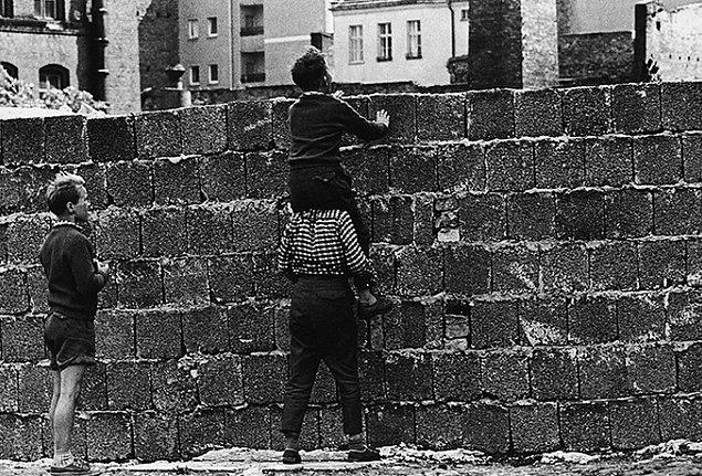 Duvarın yapımı sırasında sınır bölgesinde bulunan bazı evlerden insanlar pencerelerden atlayarak kentin batı kısmına geçtiler.