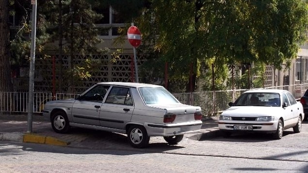 4. Koltuğa oturunca her yere park etme hakkı verildiğini düşünüp kaldırıma park etmek,