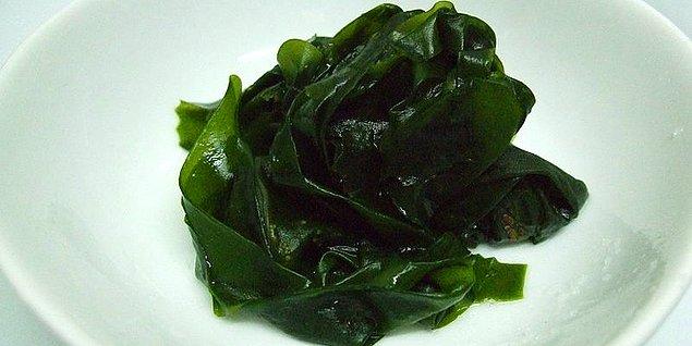 Wakame bir deniz yosunu ve sebzesidir. Japonlar yosun türlerini çorbadan salataya pek çok yemekte yüzyıllardır kullanılıyor.