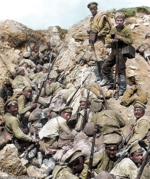 5. Российские войска ждут сигнала, чтобы взять высоту. Тернополь, Украина, 1 июля 1917 года. В конце 1915 года германско-австрийское наступление было остановлено на Тернопольской линии