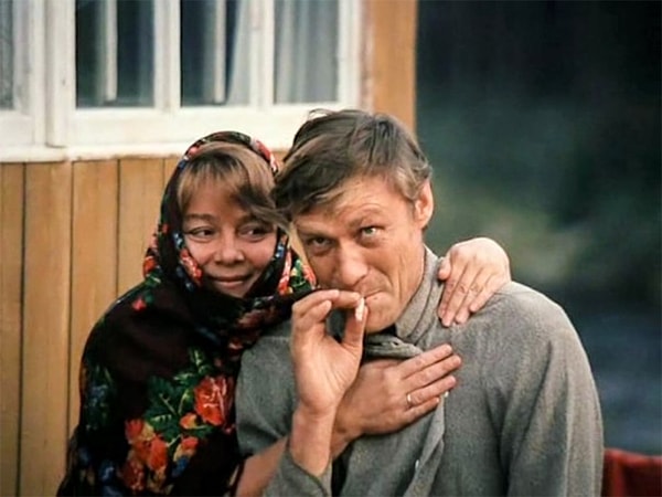 3. В каком году состоялась премьера культового фильма "Любовь и голуби"?