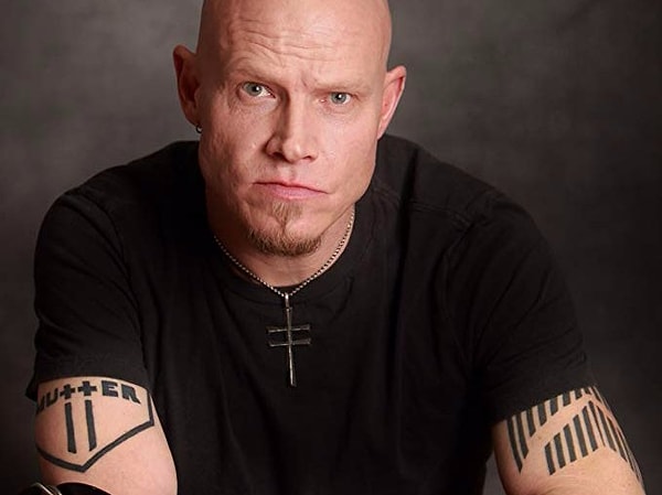 Если вы знакомы с творчеством актера, то непременно заметили протез на руке. Как выяснилось, свою руку он сам себе отрезал циркулярной пилой 😱