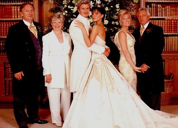 3. Свадьба Виктории и Дэвида Бэкхемов прошла в старинном ирландском замке, над которым молодожены вывесили фиолетовый флаг со своими инициалами. А сами жених с невестой на протяжении всего торжества восседали на тронах.