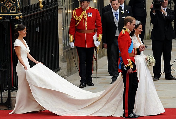 13. Одно только платье невесты стоило 400 тысяч долларов.