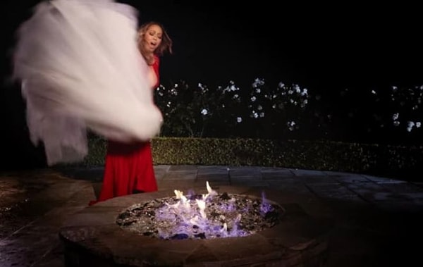 16. Мэрайя Кэри после расторжения помолвки с Джеймсом Паркером сожгла платье стоимостью 250 тысяч долларов, в котором планировала быть на своей свадьбе.