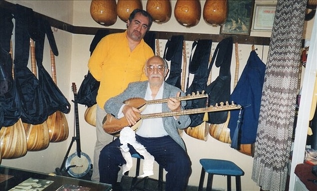 Kendine has deyişlerinin yanı sıra; "Bana Kara Diyen Dilber", "Halim Oğlan", "Selvi Nazlım" türküleriyle tanınan usta, Adana'da ilklerden biri olan "Limoncu Saz Evi"ni açmış.