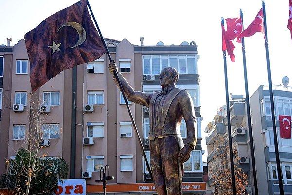 Bazı vatandaşlar, heykelin yüz hatlarının Atatürk'e benzemediğini, başka biri gibi gözüktüğünü belirterek Buca Belediyesi'ni eleştirdi.
