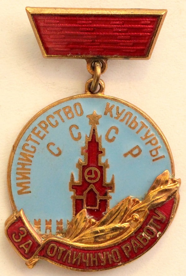 6. Кто из этих известных актеров и режиссеров, народных артистов СССР, стал министром культуры своей страны?