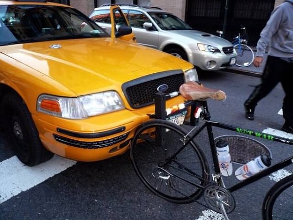 12. «В меня врезалась машина, когда я ехал на велосипеде. Велосипед победил»