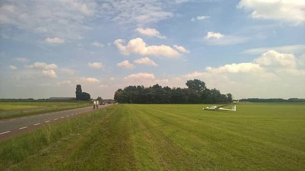 14. «Как-то я приземлился на чей-то газон… Я пошел к ближайшему дому и постучал в дверь. Когда мне открыли, я спросил „Где я и чей это газон?“ На меня посмотрели, как на полоумного, и только увидев самолет, поняли, в чем дело»