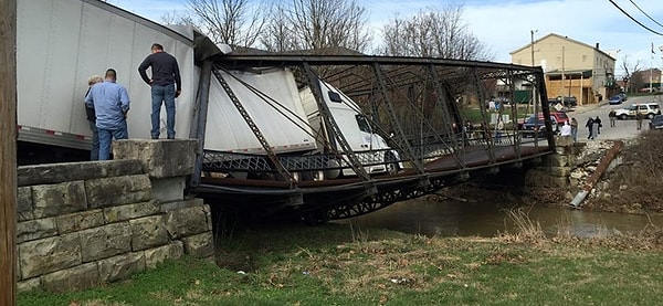 4. Девушка разрушила старинный мост — не смогла перевести тонны в доступную ей систему мер и поехала по нему на фуре весом в 30 тонн, когда табличка перед мостом гласила, что транспорту, весящему свыше 6 тонн, въезд на историческую ценность запрещен. Вот это действительно эпичный провал