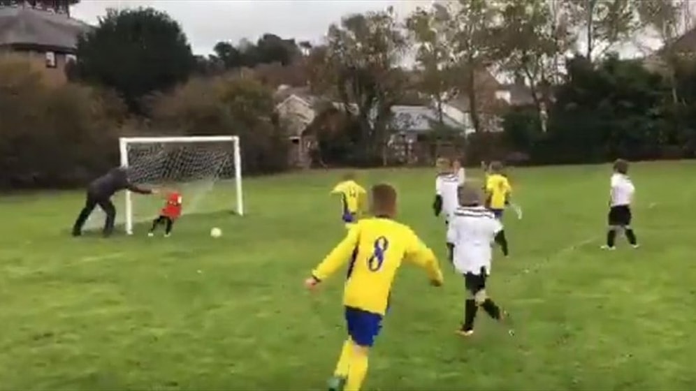 Отец толкнул сына в ворота, чтобы тот не пропустил гол