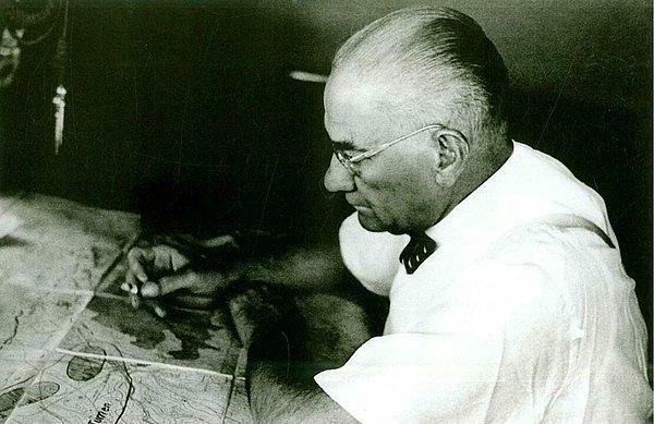 Ancak fotoğrafın Atatürk’ün çocuklarla satranç oynadığını gösterdiği iddiası doğru değil.