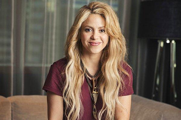 Hepinizin bildiği üzere Shakira, Latin pop müziğinin efsane isimlerinden. Hem güzelliği hem de etkileyici sesiyle ile beğeni toplamakta.