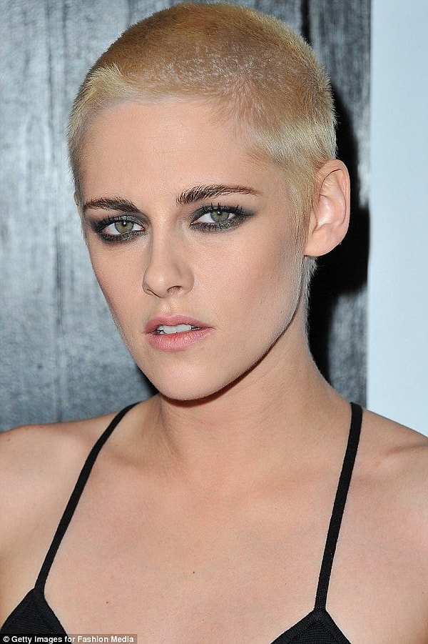 Но с тех пор, как актриса сменила имидж, чаще на фотографиях ее можно видеть хмурой.