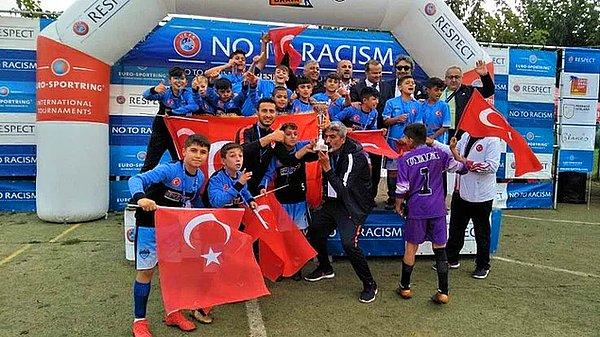 4. İspanya'nın Barcelona kentinde düzenlenen uluslararası Costa Brava Futbol Turnuvası'nda Türkiye'yi temsil eden Şırnak U13 futbol takımı, Danimarka'nın Dalum takımını yenerek şampiyon oldu. ⚽️