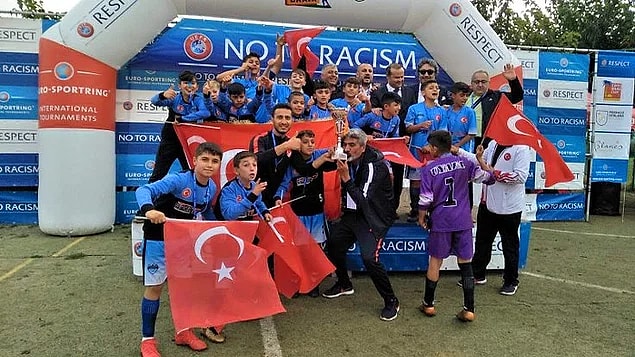 4. İspanya'nın Barcelona kentinde düzenlenen uluslararası Costa Brava Futbol Turnuvası'nda Türkiye'yi temsil eden Şırnak U13 futbol takımı, Danimarka'nın Dalum takımını yenerek şampiyon oldu. ⚽️