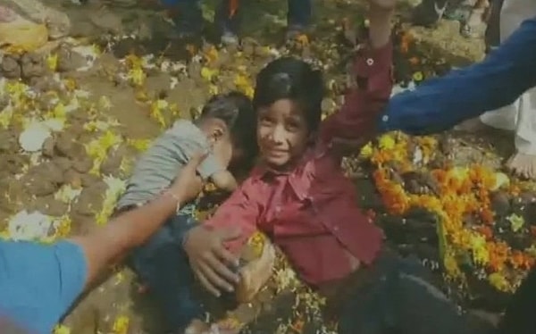 5. А вот некоторые дети постарше сами прыгают в навоз.