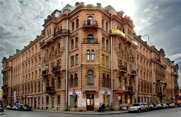 8. Здесь жил поэт. Жил небогато. И очень просил не выходить из комнаты ;-)