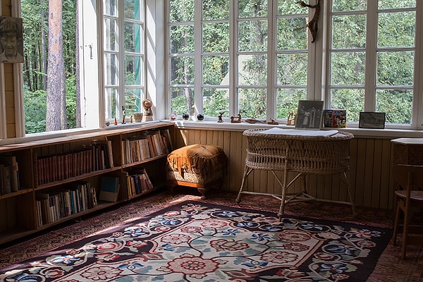 9. И заключительный вопрос! В этом уютном доме за городом жил(-а)...