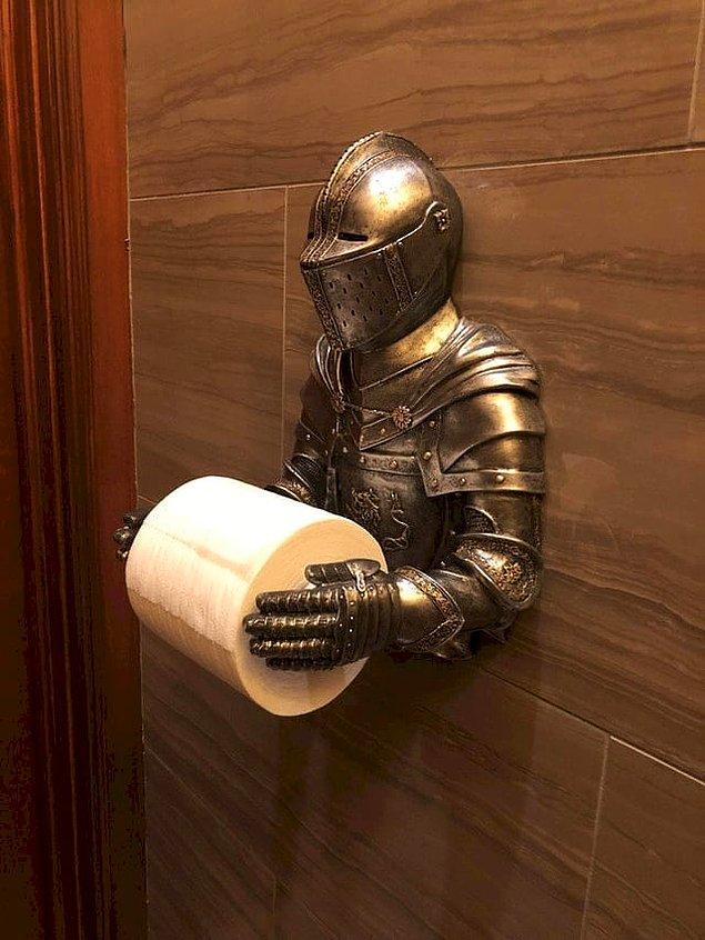 20. Çoğu kişi için hoş bir tasarım olmayabilir ama sizi tuvaletin kapısında bekleyen bu zırhlı şövalye, kendinizi prens ya da prenses gibi hissetmenizi sağlayabilir.