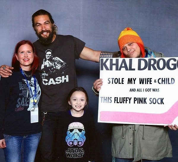 15. "Кхал Дрого украл мою жену и ребенка, а все, что досталось мне, - это розовый носок".