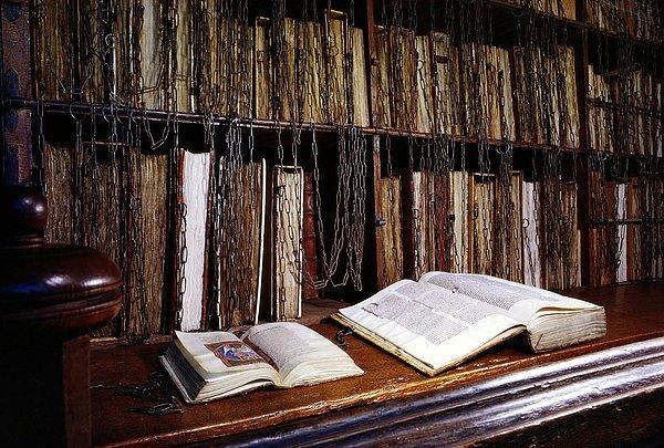 1. Herefordshire'da bulunan bir kütüphanede 800'lü yıllara dayanan el yazmaları hırsızlığı önlemek amacıyla zincirlendi.