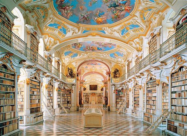 15. Bu gördüğünüz büyüleyici kütüphane ise Avusturya'da bulunuyor...