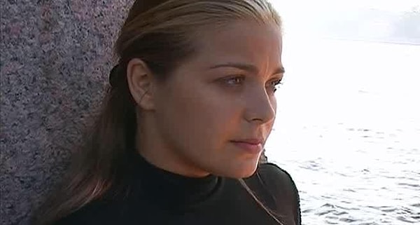 4. С кем решила остаться героиня Ирины Пеговой в конце фильма "Прогулка"?