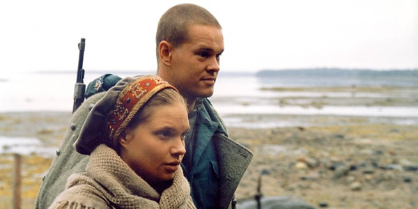 5. Что делала главная героиня, чтобы исцелить финского солдата в фильме "Кукушка"?