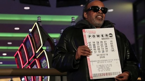 Azmin Zaferi! 25 Yıldır Aynı Sayılarla Loto Oynayan Adam 343,9 Milyon Dolarlık İkramiyeyi Kazandı