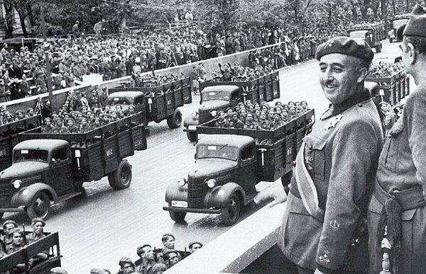 1976 yılında, 37 yıllık diktatörlüğün ardından İspanya'ya demokrasi geldi.