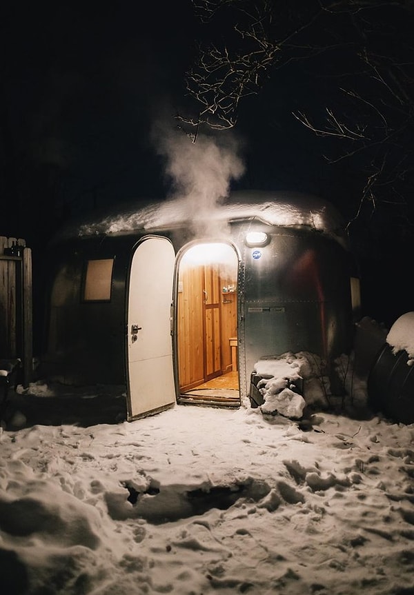 17. Bu şanslı kişi ise minik karavan alanını bir sauna olarak kullanıyormuş!