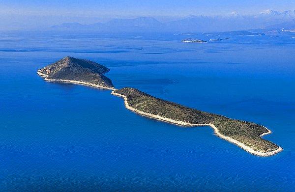 12. Ada alabilirsiniz. Evet yanlış okumadınız. Yunanistan'daki adalardan Kardiotissa Adası'nı alabilirsiniz. Bu kadar da değil yanına Stroggilo Adası'nı da alabilirsiniz. Valla bizce güzel yatırım.