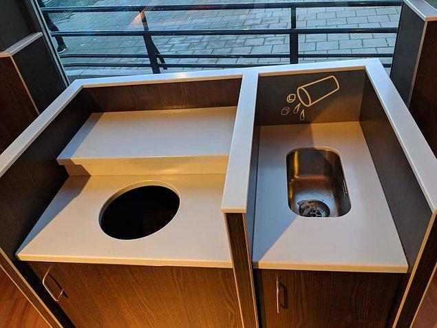 1. Fast food restoranlarında, çöpleri boşaltmadan önce sıvı atıklarınızı dökmeniz için küçük lavabolar var;