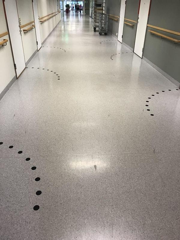 10. Hastanede, kapıların hangi yöne açılacağını gösteren zemin etiketleri var;