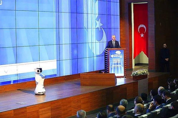 10. Yeni neslin büyüklere hiç saygısı kalmadı: Ulaştırma Bakanı Ahmet Arslan'ın sözünü kestiği için sesi kısılan robot