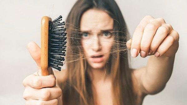 Saç dökülmesi, saç büyüme döngüsünün doğal bir parçasıdır. Ortalama olarak, insanlar günde yaklaşık 50 ila 100 saç teli kaybeder. Bununla birlikte, aşırı saç dökülmesi veya incelmesi altta yatan bir soruna işaret edebilir.