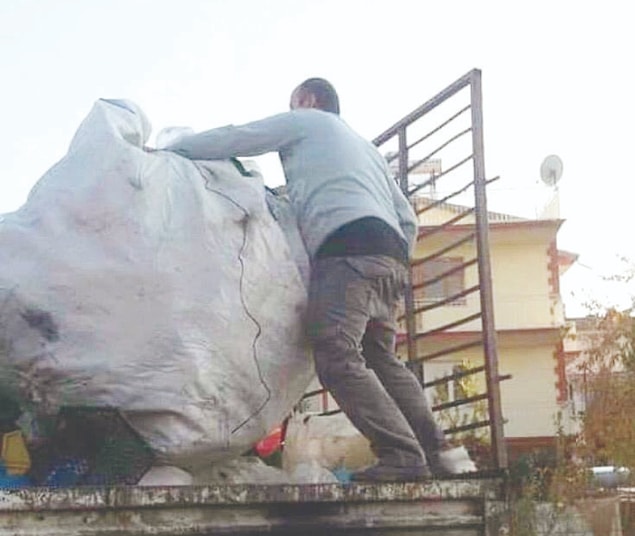 Uzuv kaybı olmadığı gerekçesi ile 'gazilik' ünvanı verilmeyen Akbulut, plastik şişeler toplayıp geçimini sağlamaya çalışıyor