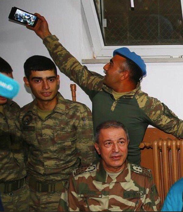8. Genelkurmay Başkanı'nın ziyareti sırasında toplu selfie çeken yürek yemiş asker