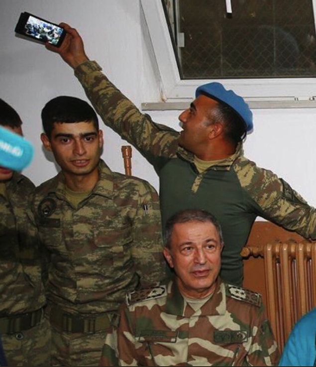 8. Genelkurmay Başkanı'nın ziyareti sırasında toplu selfie çeken yürek yemiş asker