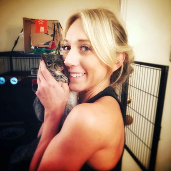 Сегодня Дюймовочка очень счастлива со своими родителями.