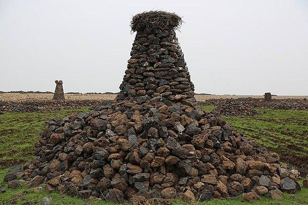 Diyarbakır’ın Çınar ilçesine bağlı Ayveri köyünde yaşayan çoban Mehmet Salih Arslan, 23 yıldır her yere taştan kuleler yapıyor ve leyleklerin yuva sorununa çözüm üretiyor.