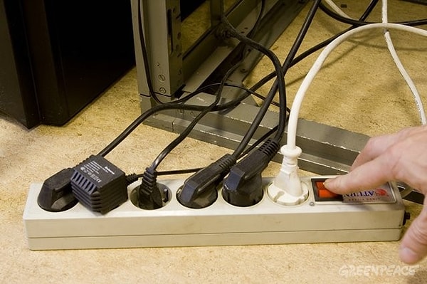 4. В каких случаях разрешается или запрещается применять самодельные  электронагревательные приборы?