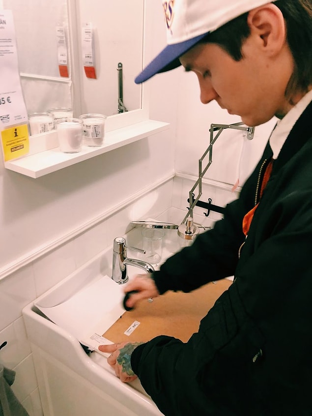 Önce IKEA'da kaç tane bu şekilde duran çerçeve olduğunu saydılar ve 100'den fazla olduğunu fark ettiler.