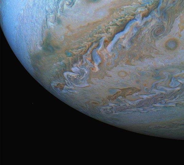 25. Umarız NASA, Jüpiter'in yörüngesinde olmaya ve bizi bu nefes kesici fotoğraflarla buluşturmaya devam eder. 😍